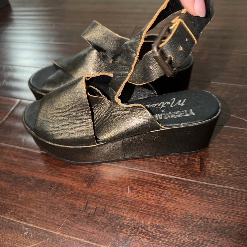 Amuse Society Black Platform Sandals with Buckle